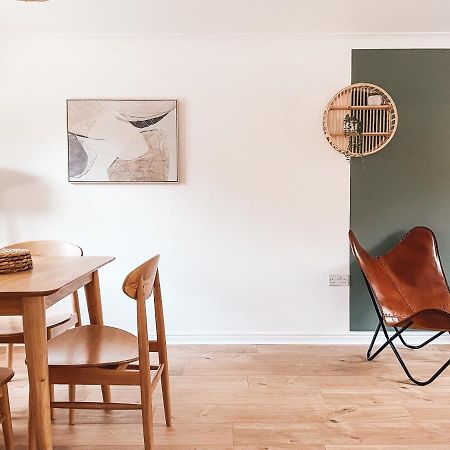 Hollybush Apartment, By Solace Stays นิวพอร์ต ภายนอก รูปภาพ