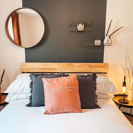 Hollybush Apartment, By Solace Stays นิวพอร์ต ภายนอก รูปภาพ