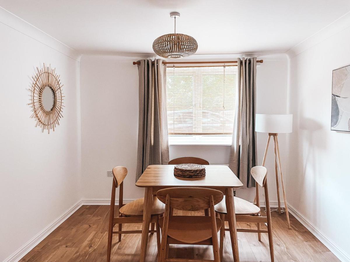 Hollybush Apartment, By Solace Stays นิวพอร์ต ภายนอก รูปภาพ