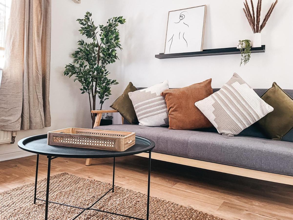 Hollybush Apartment, By Solace Stays นิวพอร์ต ภายนอก รูปภาพ