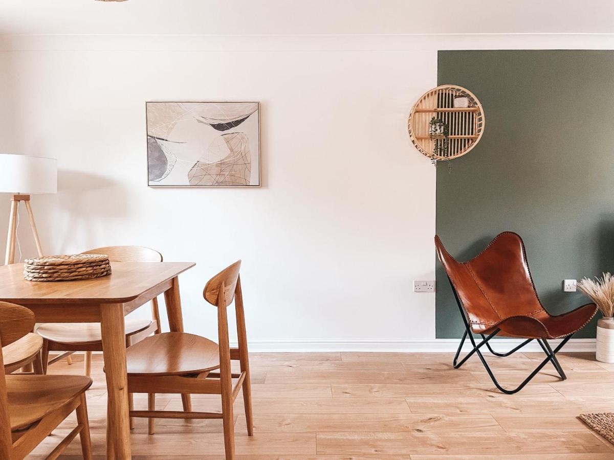 Hollybush Apartment, By Solace Stays นิวพอร์ต ภายนอก รูปภาพ