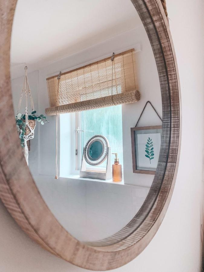 Hollybush Apartment, By Solace Stays นิวพอร์ต ภายนอก รูปภาพ