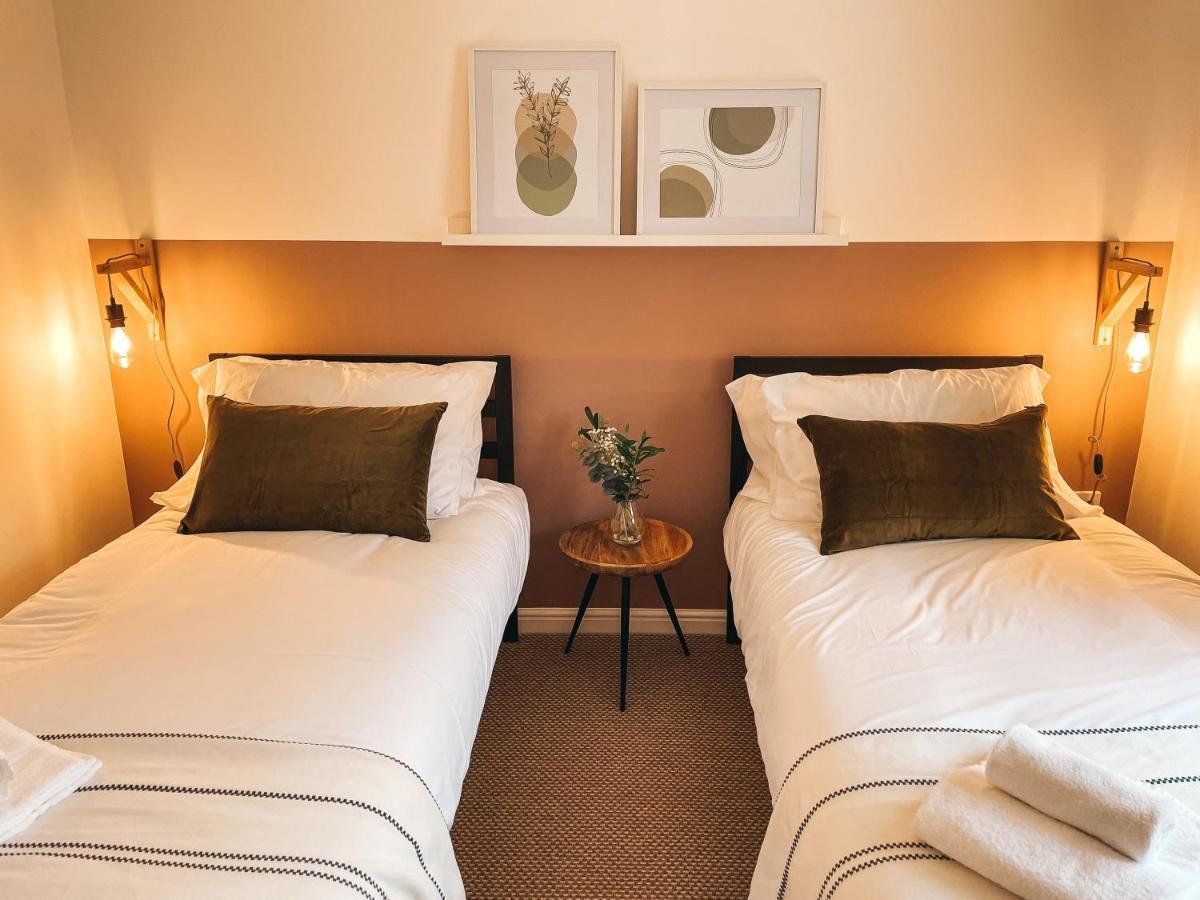 Hollybush Apartment, By Solace Stays นิวพอร์ต ภายนอก รูปภาพ