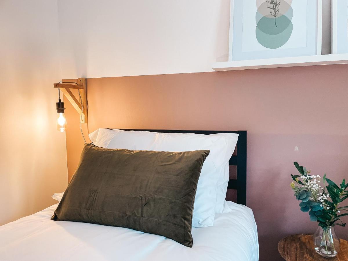 Hollybush Apartment, By Solace Stays นิวพอร์ต ภายนอก รูปภาพ