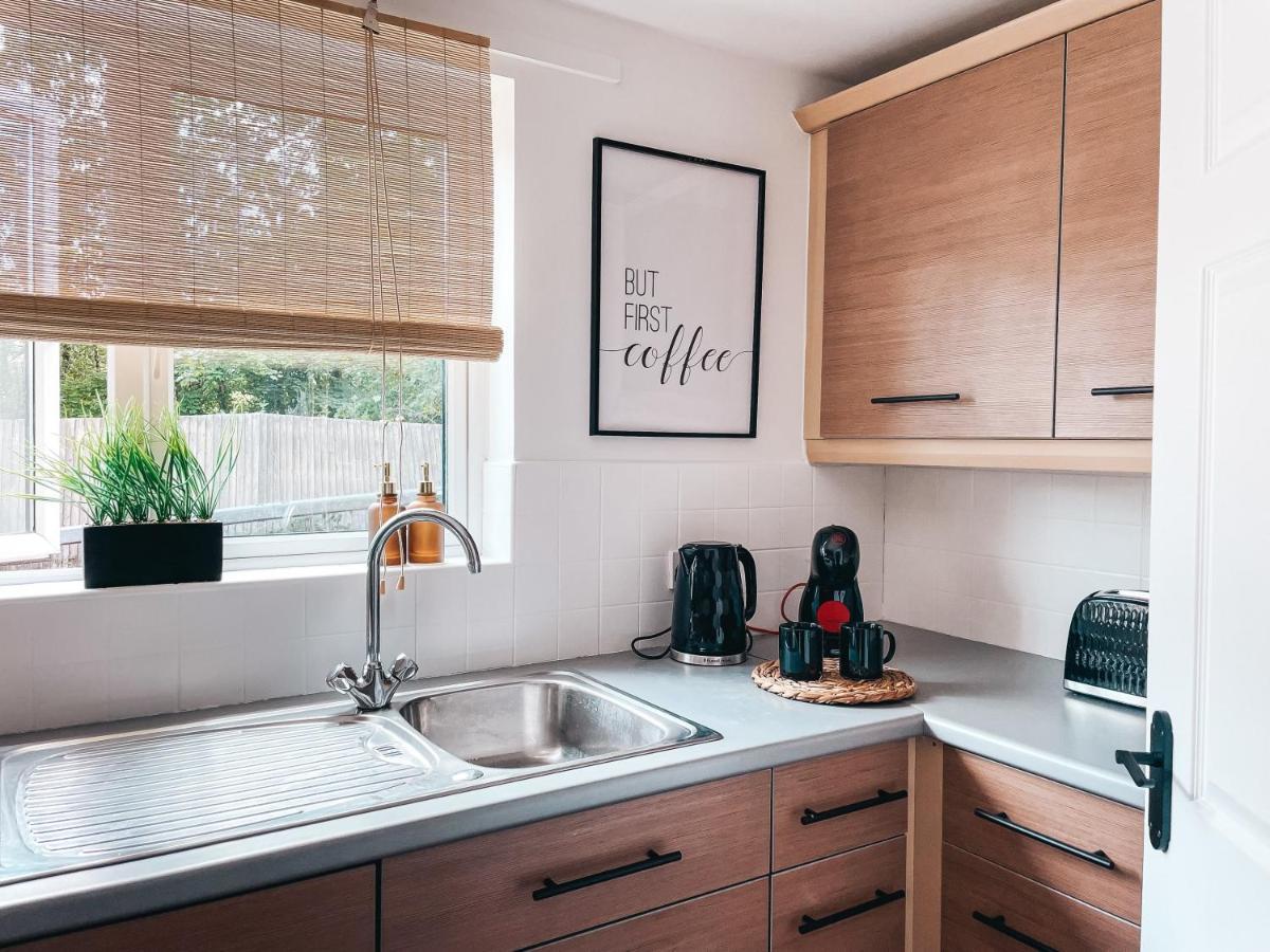 Hollybush Apartment, By Solace Stays นิวพอร์ต ภายนอก รูปภาพ