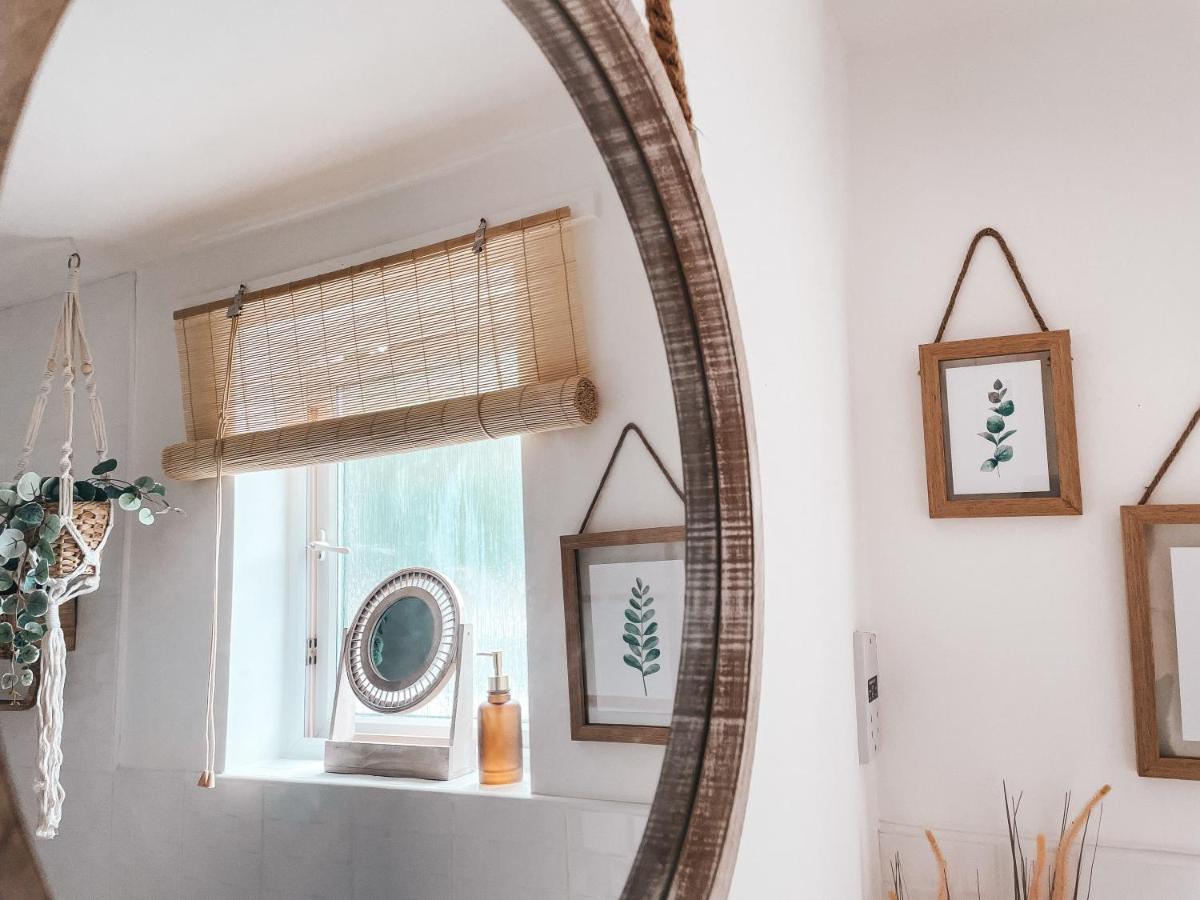 Hollybush Apartment, By Solace Stays นิวพอร์ต ภายนอก รูปภาพ