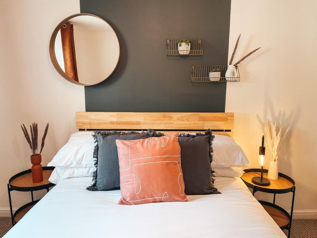 Hollybush Apartment, By Solace Stays นิวพอร์ต ภายนอก รูปภาพ