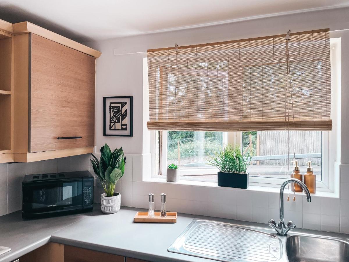 Hollybush Apartment, By Solace Stays นิวพอร์ต ภายนอก รูปภาพ
